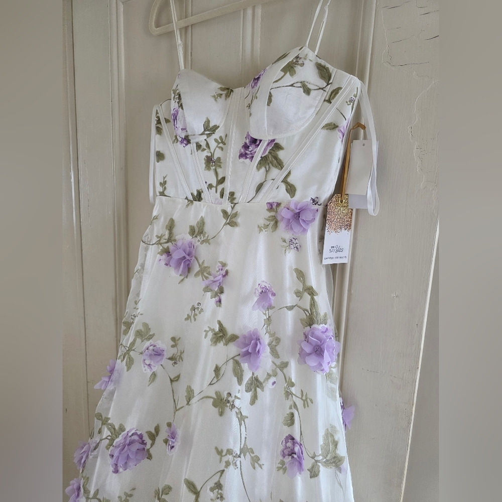 White Wedding/prom Dress with Lilac Floral Embroidery Size 5/6 NWT - Picture 3 of 11